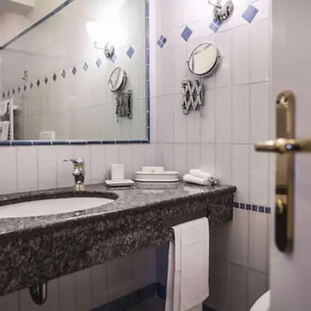 Hotel Regina Adelaide & 4*