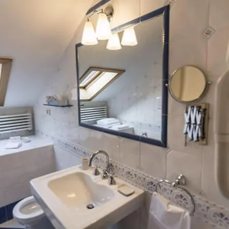 Regina Adelaide & 4* Garda