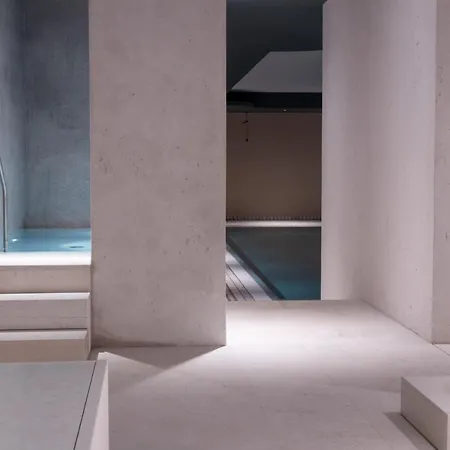 Regina Adelaide & 4*