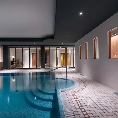 Regina Adelaide & 4*